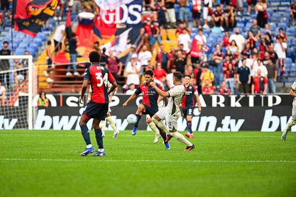 Mischia in area di rigore sotto la tribuna